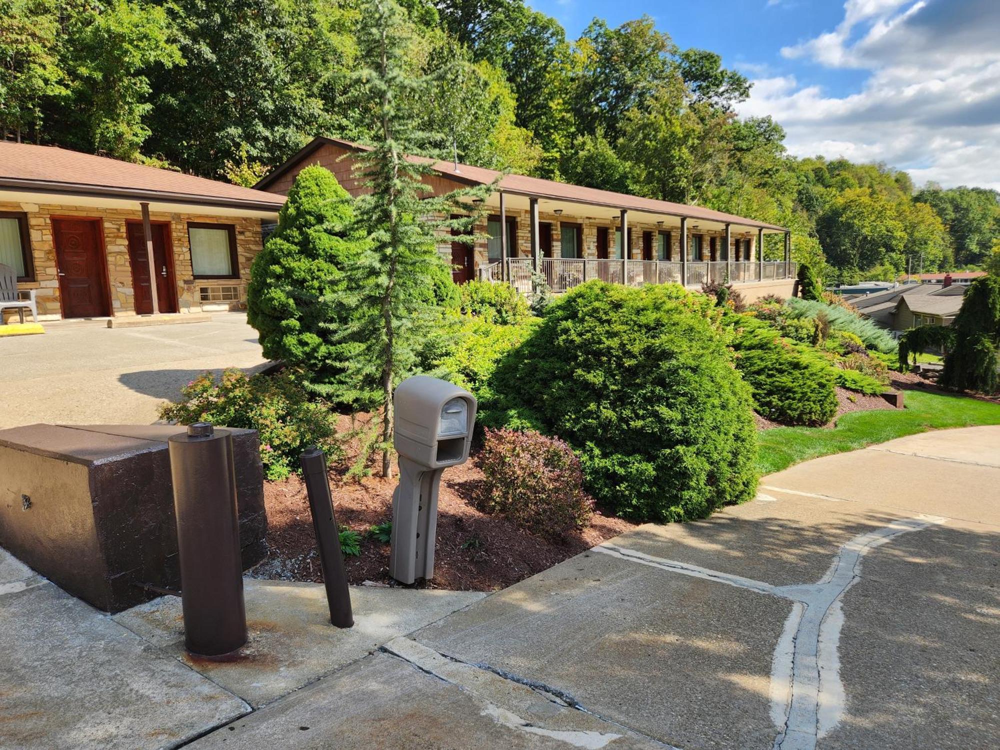 Jefferson Hills Motel Clairton Exteriör bild